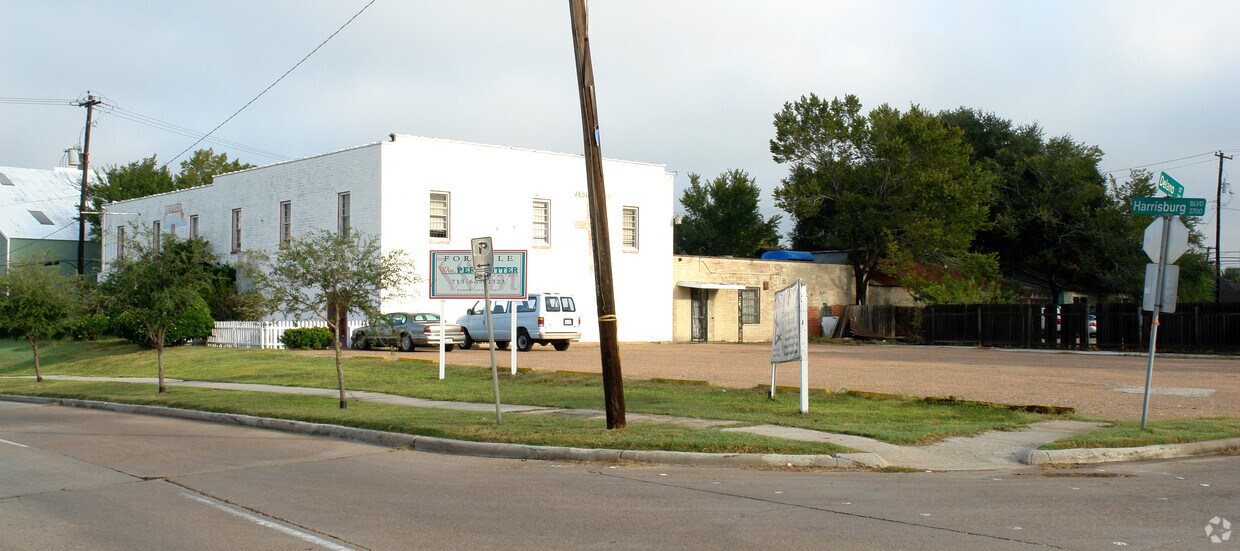 Primary Photo - 2711 Harrisburg Blvd