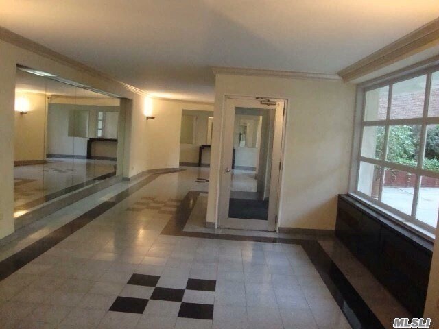 Foto del edificio - 63-60 102nd St