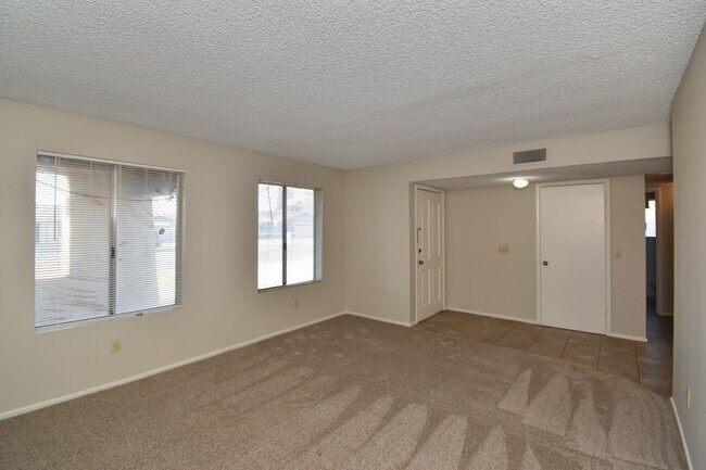 Building Photo - 2716 W Oakwood Ln