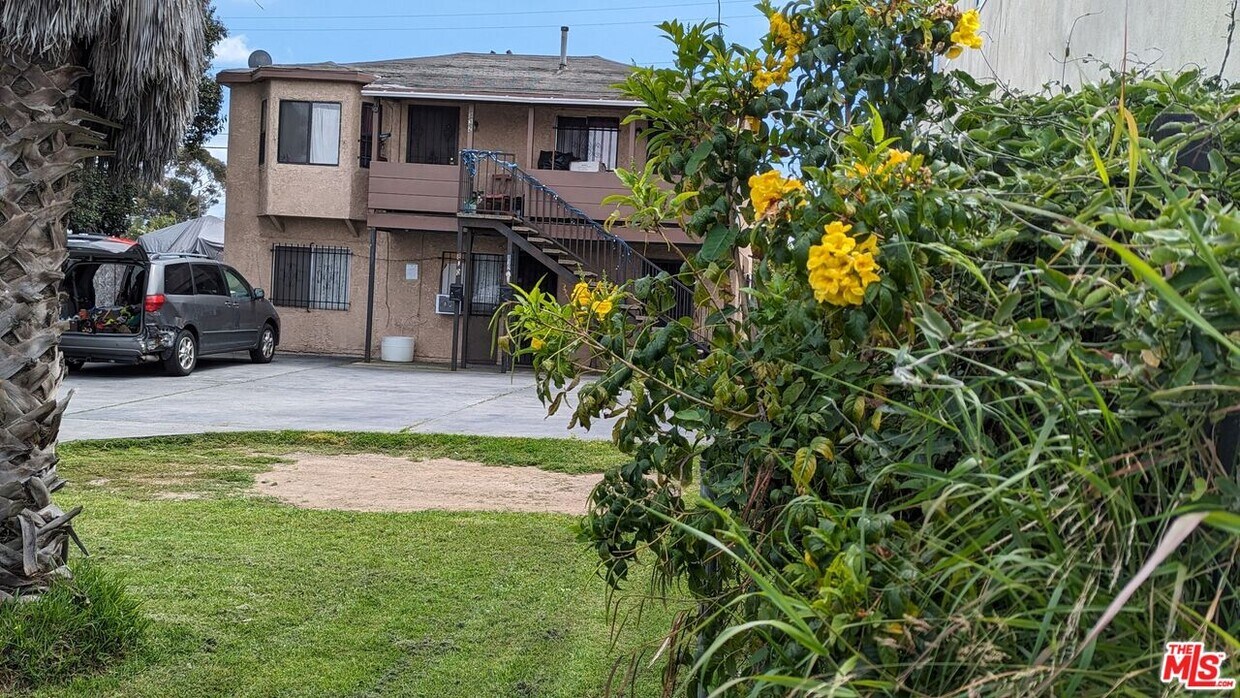 Foto principal - 832 W Imperial Hwy