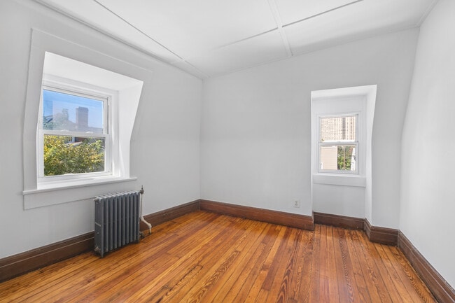 Building Photo - 15 Fort Charles Pl