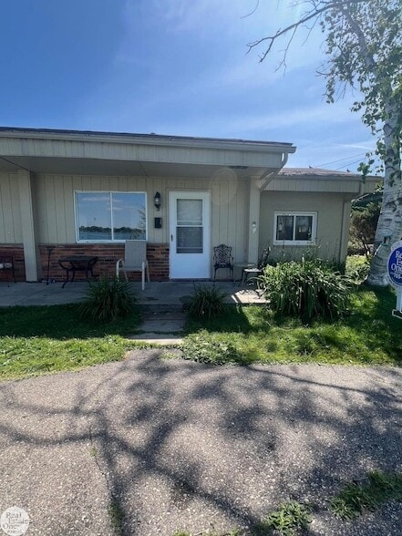 Foto principal - 9237 N River Rd