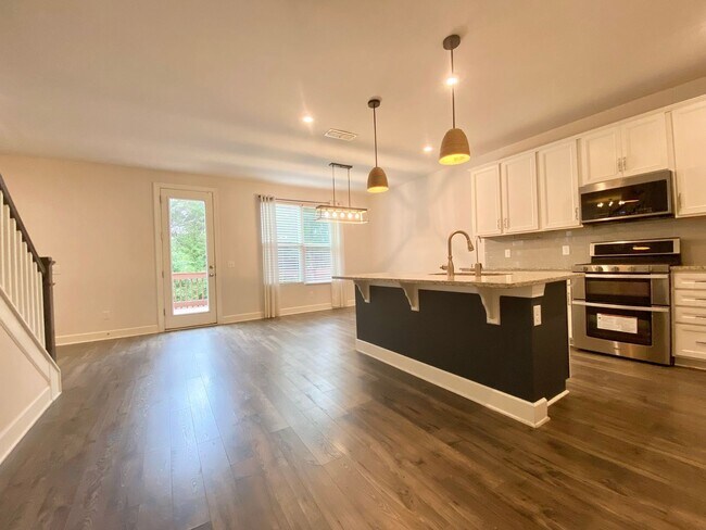 Foto del edificio - 4 Bedroom, 3 Bath Home w/ 2 Car Garage