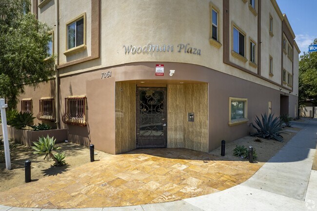 Foto del edificio - 7061 Woodman Ave