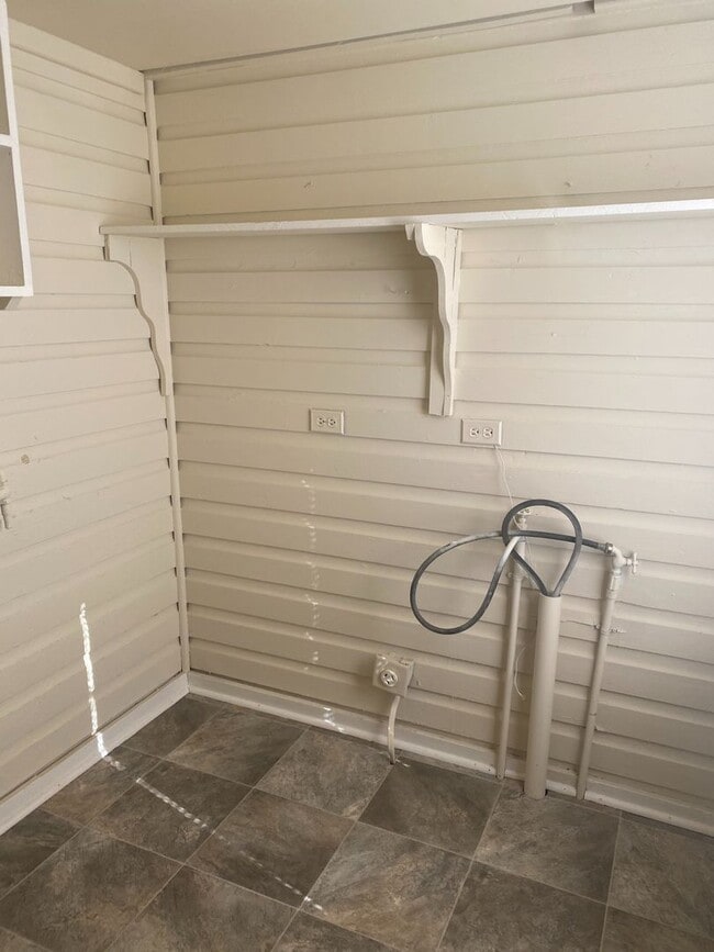Building Photo - 3/1.5 Kilgore ISD Fenced Yard Pet Friendly