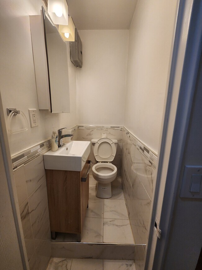 Medio baño - 9932 66th Rd