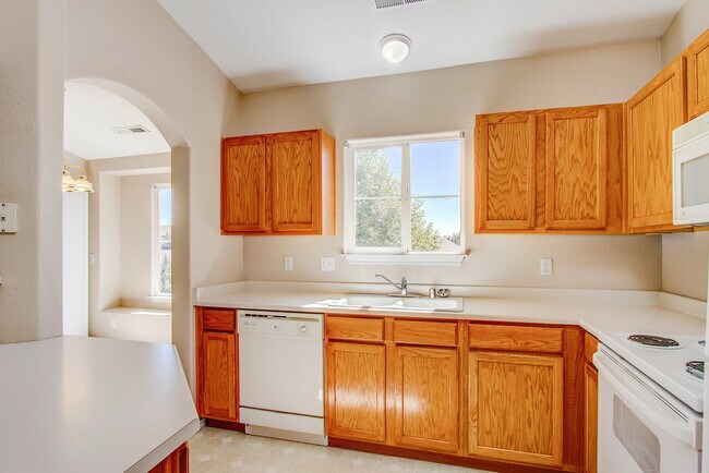Building Photo - Delightful Condo in gated community!!