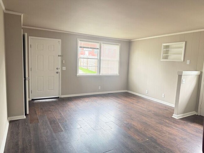 Foto del edificio - FOR RENT - 2 Bed Duplex in Madison! Large yard! Pets allowed!