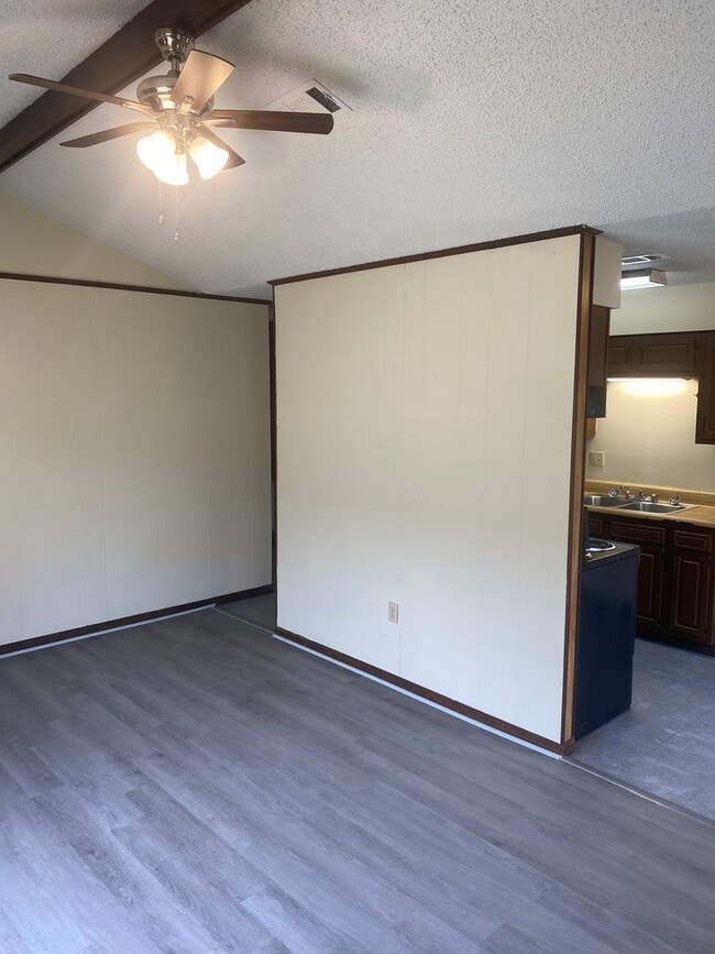 Building Photo - 137 Clinton Ct