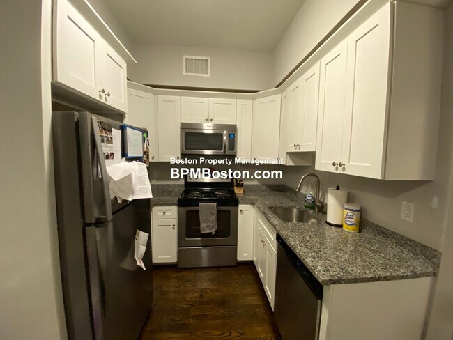 Foto del edificio - 10 Merrymount Ave