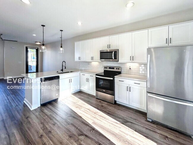 Building Photo - Lovely 2-Bedroom Townhome with Hookups / P...