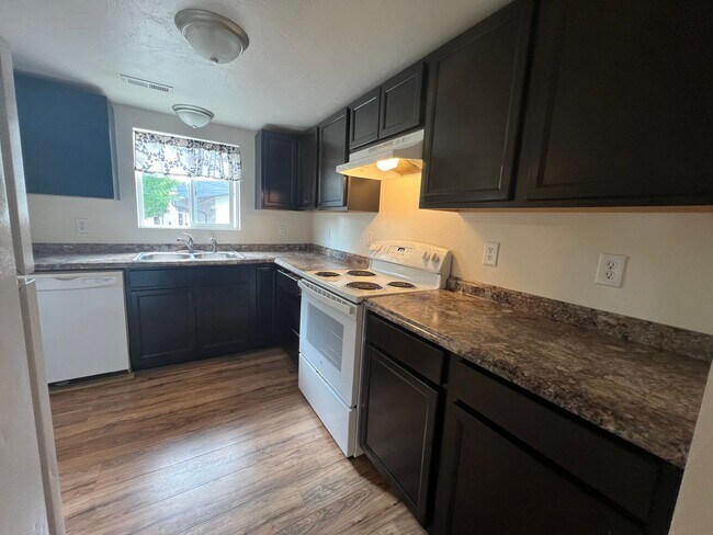 Building Photo - Blocks to the Ferry, Shipyard, Manette & More! 2 BR Available in DT Bremerton!