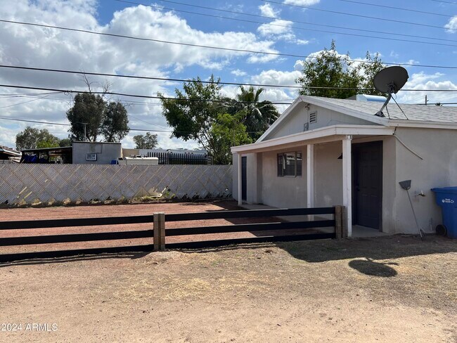Building Photo - 2911 N 47th Dr