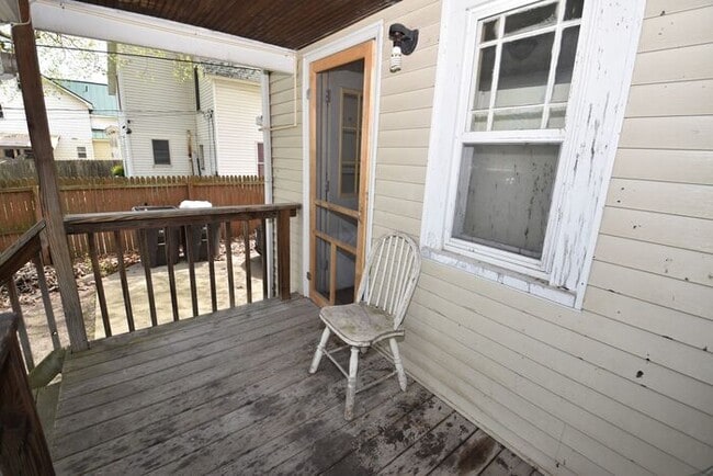 Building Photo - Rare Find- Lower Apartment in Elkhart