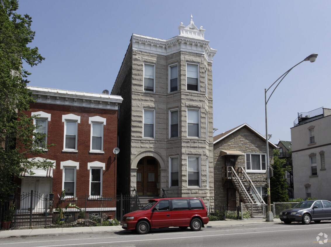 Foto del edificio - 1818 W Augusta Blvd