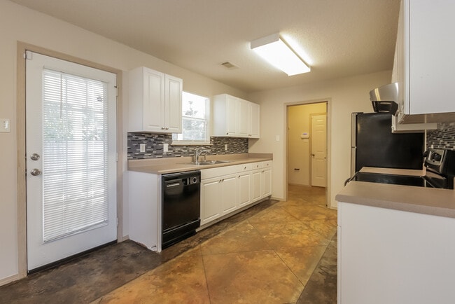 Building Photo - 118 Village Dr
