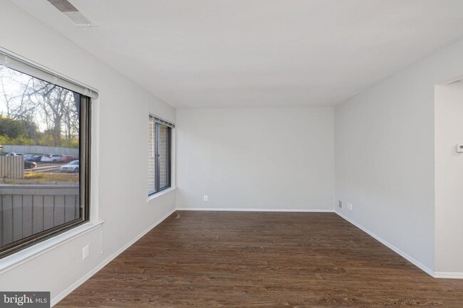 Building Photo - 2665 Glengyle Dr
