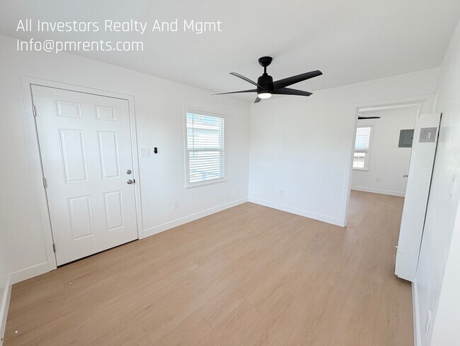 Foto del edificio - 1922 S Tremont St