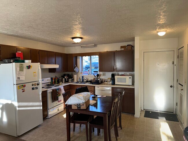 Building Photo - 400 Willard Dr