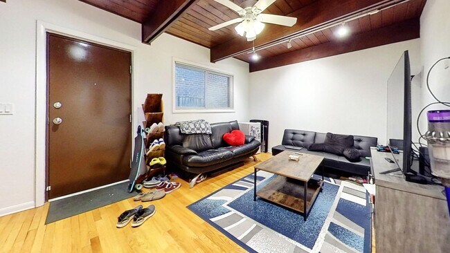 East Lakeview Duplexed Two Bedroom Two Bath - East Lakeview Duplexed Two Bedroom Two Bath Apartment