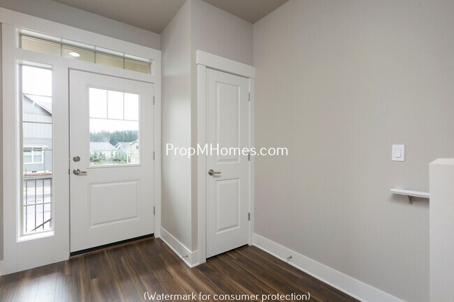 Foto del edificio - Stunning Craftsmanship In this Three Bedroom Townhome In Damascus!