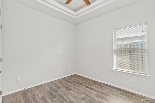 Foto del edificio - 12 Downing Ave