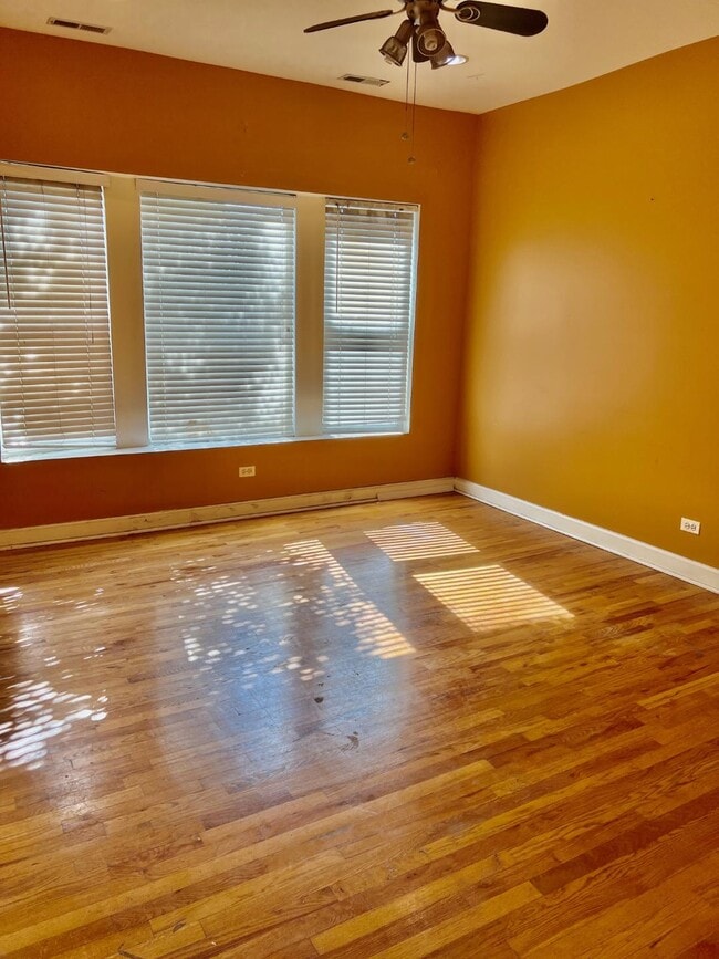 Living Room - 122 E 49th St