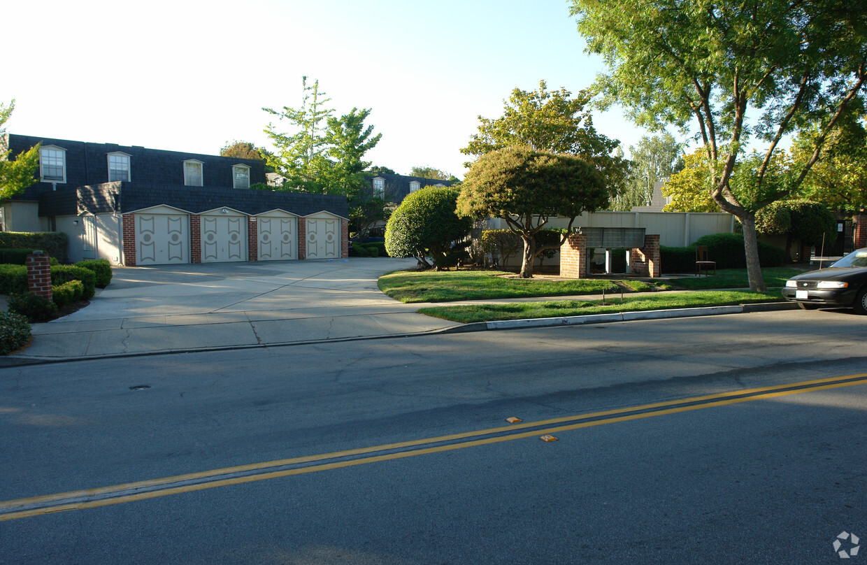Building Photo - 994 Ponderosa Ave