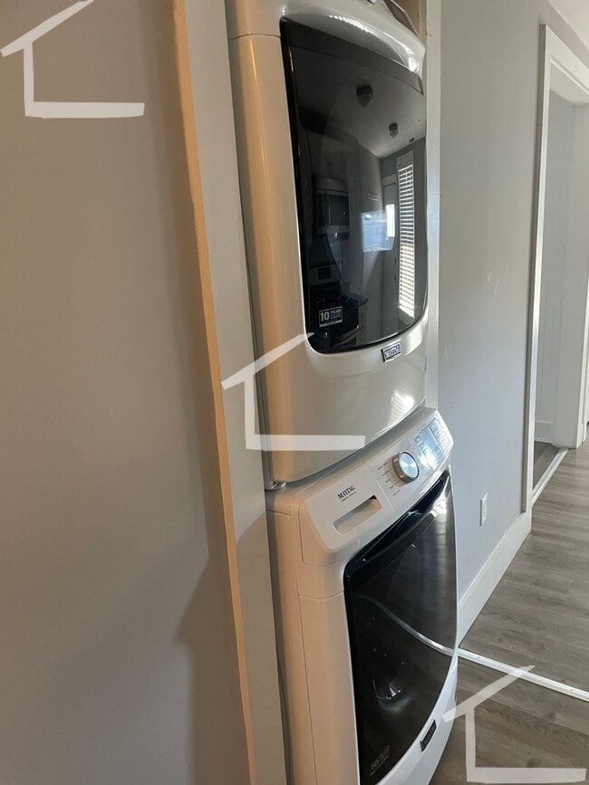 Building Photo - 9/1 Renovated 4BR/1.5BA w/laundry in unit, AC, near Castle Is!