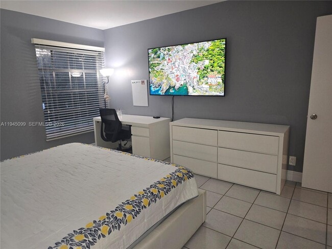 Building Photo - 2171 NE 66th St