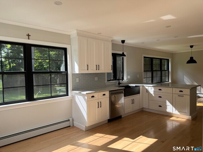 Foto del edificio - 79 Meadow Wood Rd