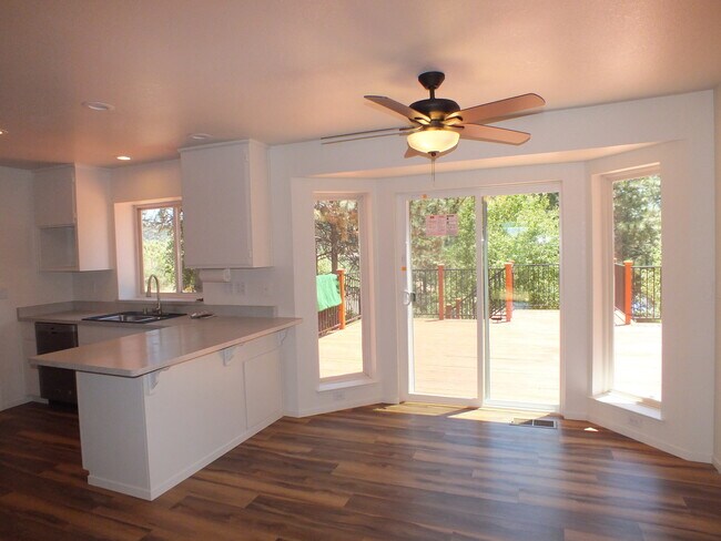 Building Photo - Apple Hill 3/2 cottage