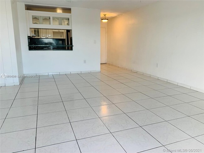 Building Photo - 1325 W 68th St