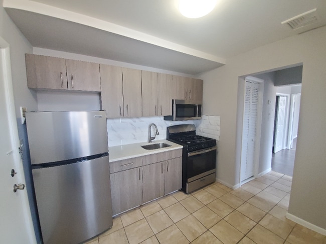 Building Photo - 306 Main St