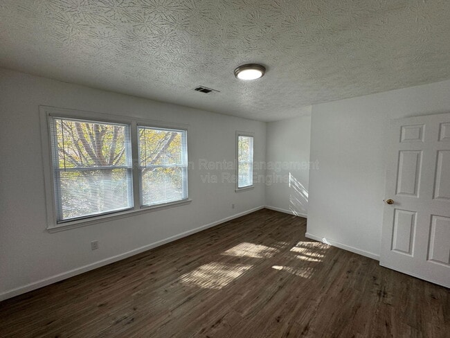 Foto del edificio - 1303 Sweet Pine Dr