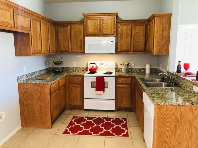 Foto del edificio - 3 bedroom, 2 bath with 2 car garage duplex...