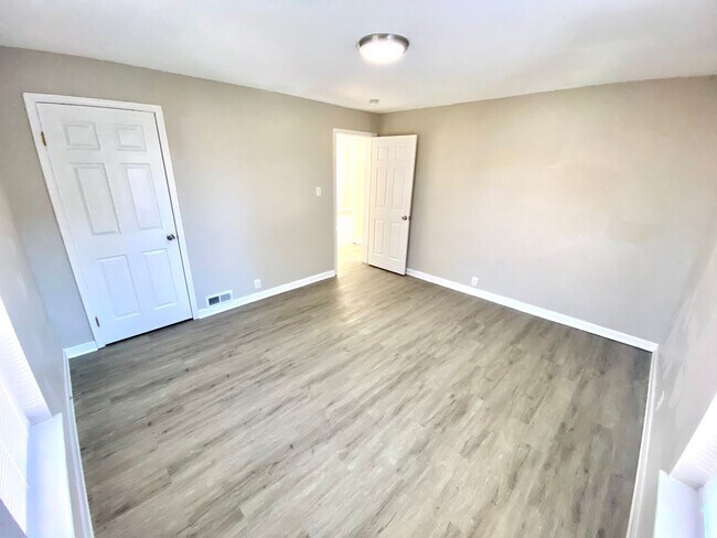 Building Photo - Lexington Place: New Year, New Home: 50% O...