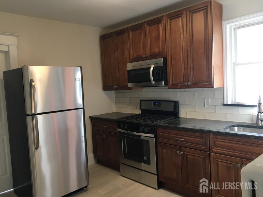 Building Photo - 7 Maple St