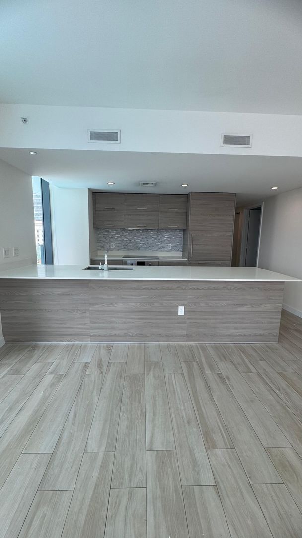 Building Photo - Amazing 3 bedrooms-3baths corner unit.
