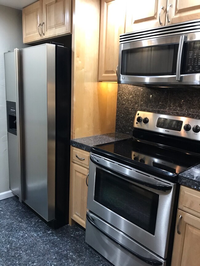 fridge w/ water and ice dispenser - 3431 Park Blvd