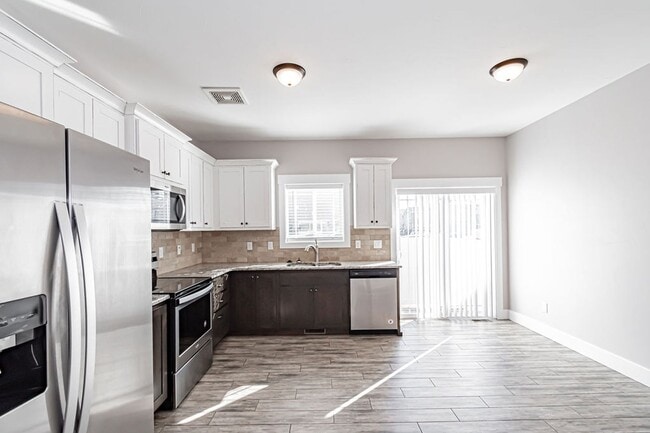 Building Photo - 654 S Saturn Ave