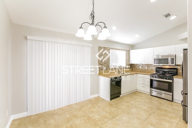Building Photo - 4 Bedroom Home in Guard Gated Commnity!!