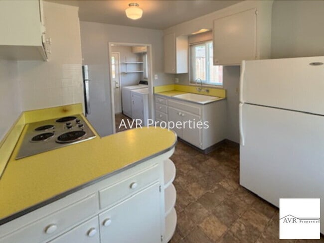 Building Photo - Fantastic Single story duplex south of Dow...