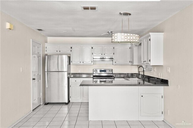Building Photo - 1802 Oasis Dr