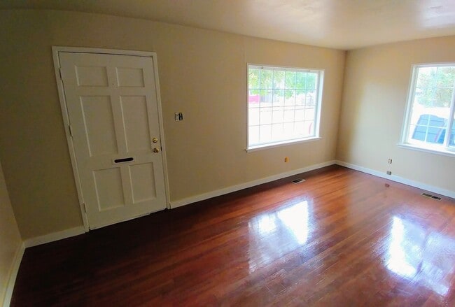 Building Photo - Bright two bedroom Home with a Covered Back Deck
