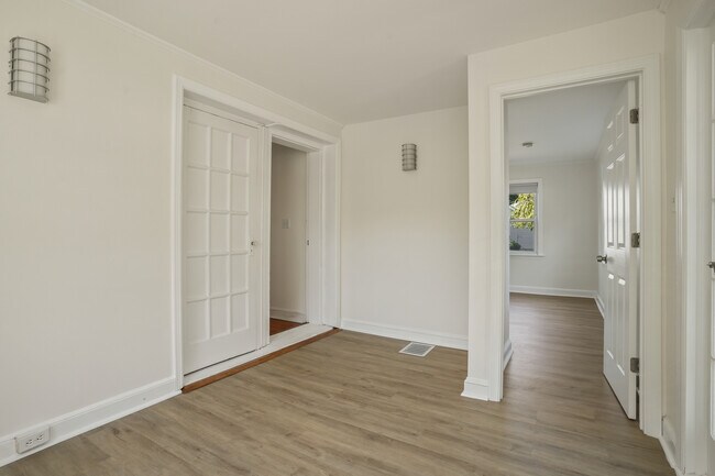 Building Photo - 221 Hunyadi Ave