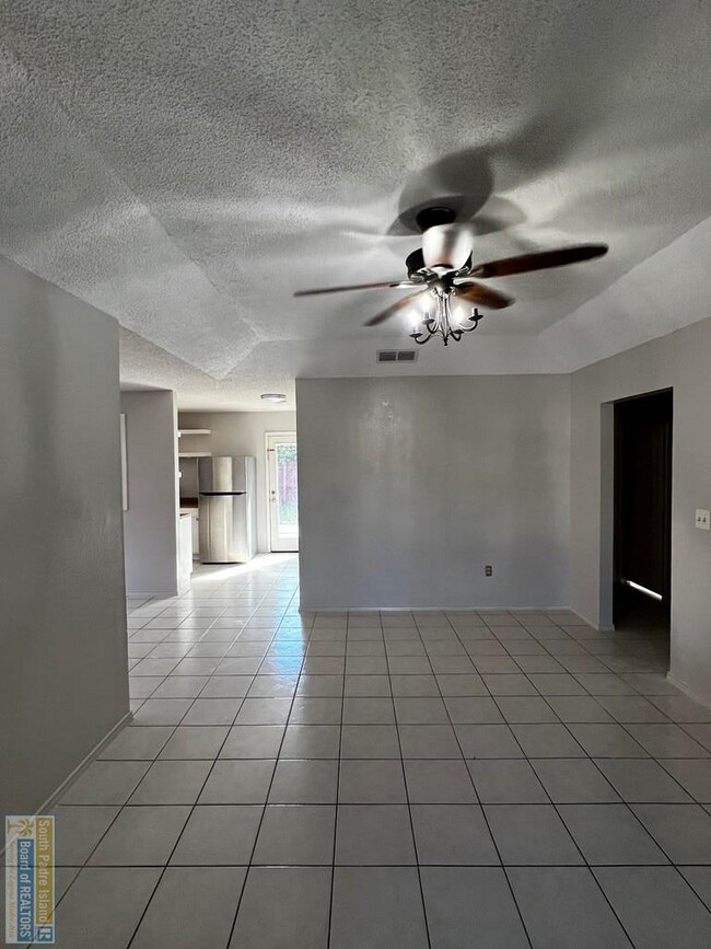 Building Photo - 2813 Capri St