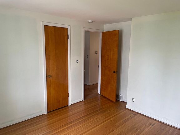 Building Photo - 483 Thorncliff Rd