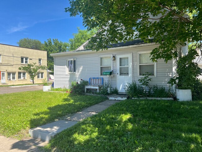 Building Photo - Charming 3-bed, 2-bath Single Family Home!