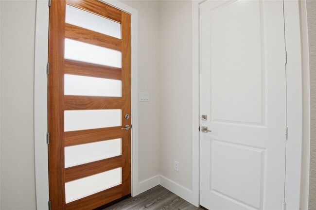 Building Photo - 727 S Victory Dr